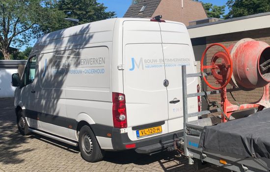 Bus van JM Bouw- en timmerwerken